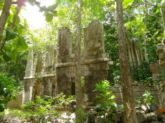 Ruínas da antiga casa do comandante do forte, retomada pela floresta do Cabrits National Park, região de Portsmouth, em Dominica, no Caribe